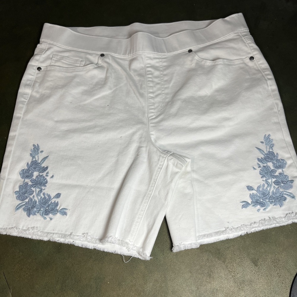 Isaac Mizrahi Live!‎ White True Denim Shorts w/ Floral Embroidery 16